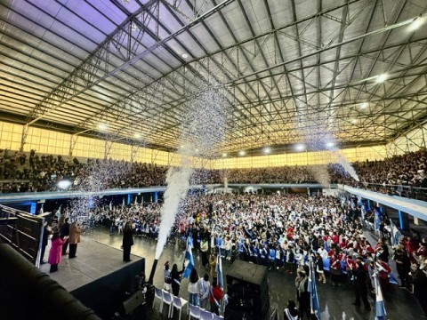 Achával acompañó a los estudiantes de Pilar en su promesa a la bandera