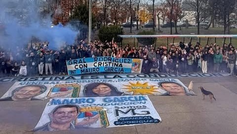 Entre apoyos y polémicas: el Municipio llevó su militancia en micros para apoyar a CFK