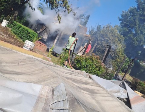 Se incendi&oacute; el quincho de una casa contigua a una conocida emisora de radio local