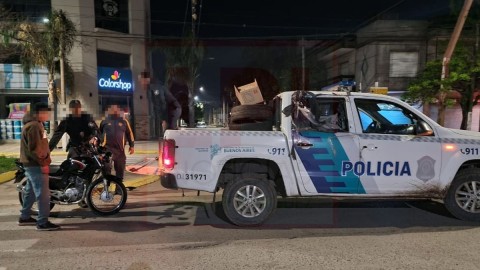 Fuerte choque entre moto y auto en una esquina céntrica: una mujer fue hospitalizada