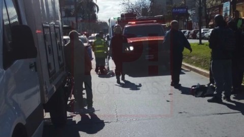 Dos personas hospitalizadas tras choque entre moto y camión en el casco urbano