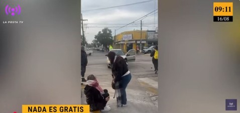 Video: fuerte accidente en cruce céntrico entre auto y moto terminó con un herido