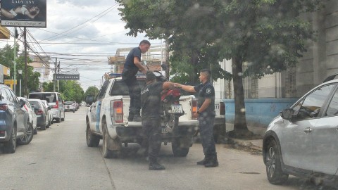 Otra persona debi&oacute; ser hospitalizada tras el choque entre una moto y una camioneta