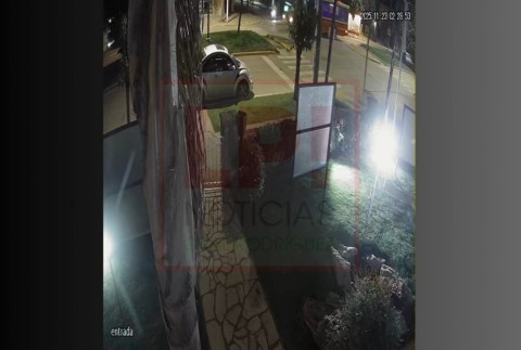 Video: así fue el impactante choque entre una moto y un colectivo de La Perlita el domingo a la madrugada