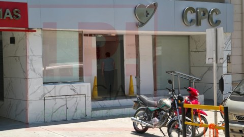 Ataque vandálico generó destrozos en la Clínica Centro