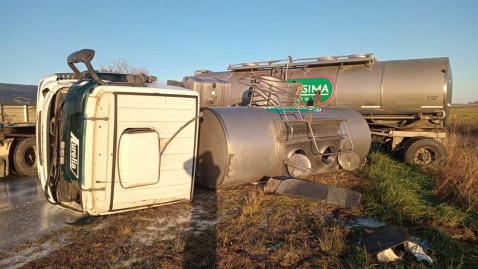 Camión Cisterna de La Serenísima se despistó y volcó con su carga de leche fluida en la Ruta 5