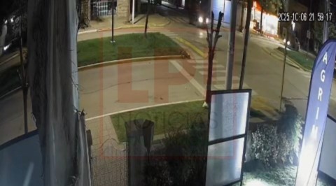 Video: así fue el choque del lunes por la noche entre una moto y un auto en Avenida España y Moreno