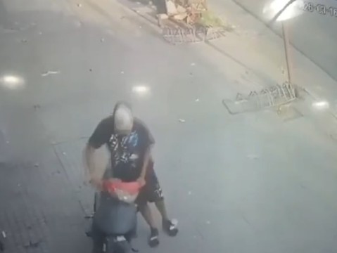 Video: as&iacute; le robaron la moto a una docente en pleno centro de General Rodr&iacute;guez