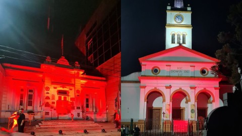 Por qué motivo en los últimos días se vio a la Municipalidad y a la Parroquia iluminadas de rojo