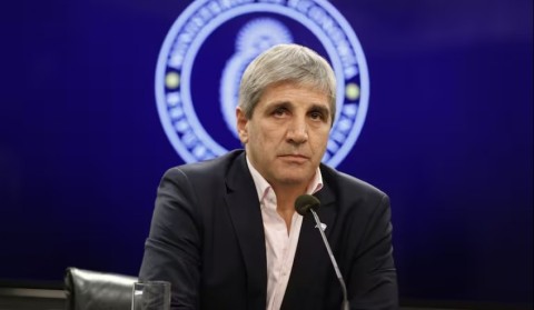 Luis Caputo volvió a cargar contra la suba de tasas municipales y prometió "castigos"