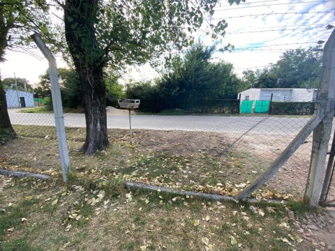 Cortaron el alambrado perimetral de su casa para robarle el auto