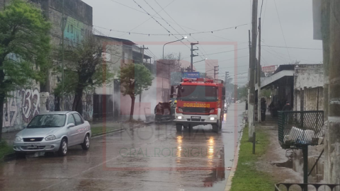 Bomberos debieron apagar un incendio en Malvinas, a tres cuadras de la comisaría