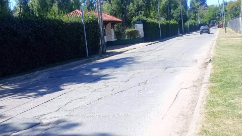 &ldquo;Se me rompieron las dos cubiertas&rdquo;: fuerte reclamo vecinal por el estado de las lomas de burro en la zona de Bicentenario