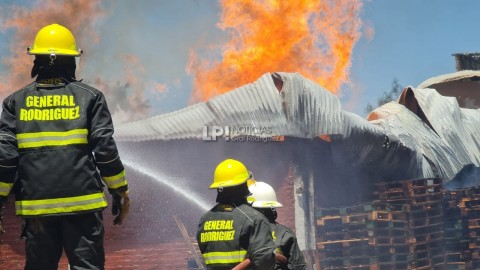 Brutal incendio en una fábrica de pallets en el barrio Altos de General Rodríguez