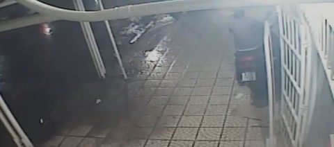Video: se hizo pasar por cliente de un comercio gastronómico y le robó la moto a una empleada