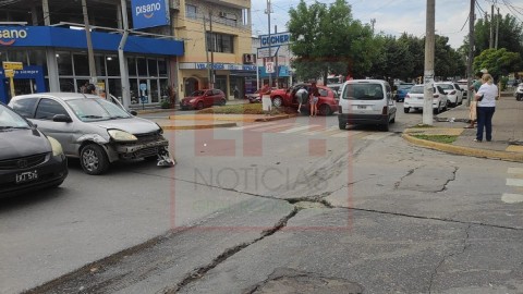 Accidente matutino entre dos autos en cruce c&eacute;ntrico: dos mujeres resultaron heridas