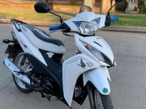 Ladrones lo sorprendieron en una plaza céntrica, le robaron la moto y lo dejaron lastimado