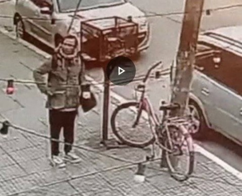Video: en una avenida céntrica y a plena luz del día, le cortó la cadena de la bici para robársela