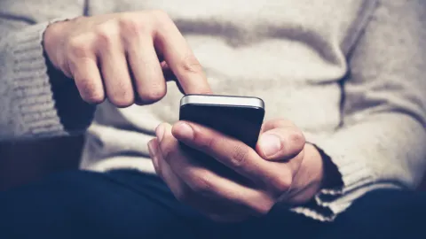 Se viene la "Ley de Etiquetado Frontal" para celulares: cuál es la finalidad