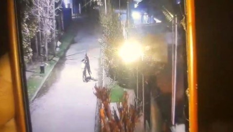 Le robaron la moto desde adentro de su casa en barrio Bicentenario