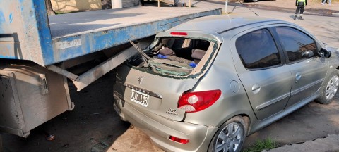 Fuerte accidente entre auto y camión sobre la calle Maestro Argentino