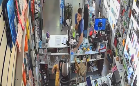 Video: simul&oacute; ser un cliente de un comercio de tecnolog&iacute;a y se rob&oacute; un celular