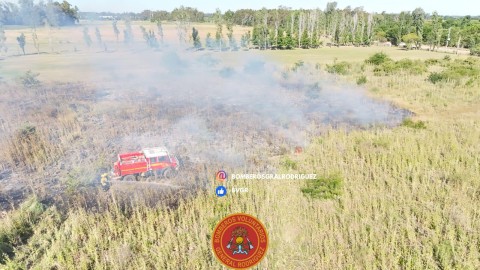 Gracias al apoyo de un dron, los Bomberos lograron extinguir otro incendio forestal