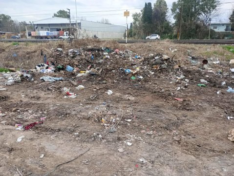 Vecinos de un barrio reclaman por las "condiciones insalubres y peligrosas" de una transitada calle