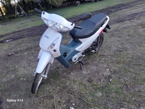 En un abrir y cerrar de ojos le robaron la moto desde la puerta de su casa