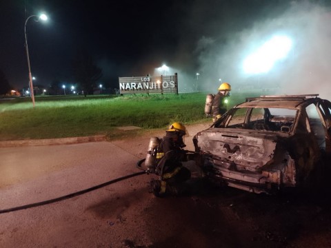 Un auto quedó envuelto en llamas frente a la plaza del barrio Los Naranjitos en plena madrugada
