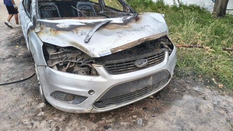 Incendio y explosi&oacute;n de un auto vuelve a asustar por inseguridad, explosiones y contaminaci&oacute;n