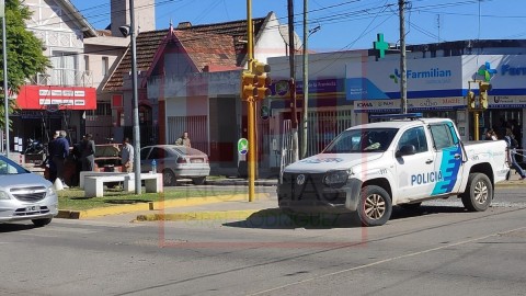 Choque entre un auto y un patrullero en pleno centro: una mujer termin&oacute; hospitalizada