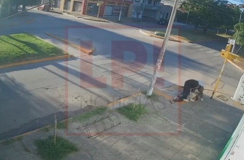 Video: violento robo a un joven en pleno centro de General Rodr&iacute;guez