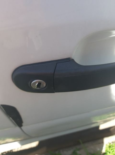 Intentaron abrirle la puerta del auto frente a la Clínica Centro