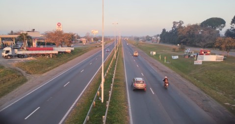Persecuci&oacute;n, tiros y robo en el Acceso Oeste: violento asalto a un motociclista rodriguense en Luj&aacute;n
