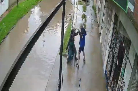 Video: entre la lluvia e inundaciones, intentó robar en la puerta de un supermercado