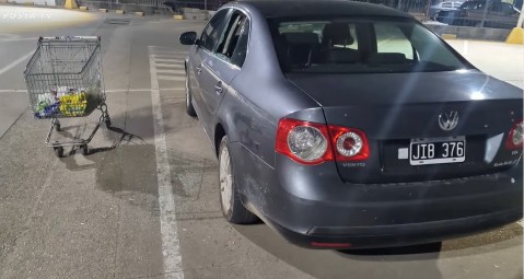 Robo en el playón de Carrefour: el testimonio de las víctimas y del joven que golpeó a un maleante