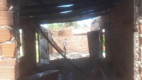 Video: así un impactante incendio dejó sin vivienda a un vecino de Villa Vengochea
