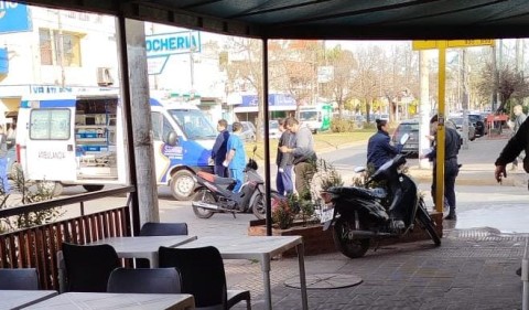 Motociclista herida tras otro típico accidente de moto en el cruce de la Av. San Martín y Avellaneda