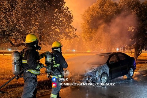 Impactante incendio de auto suma un episodio m&aacute;s a la seguidilla de veh&iacute;culos quemados en Gral. Rodr&iacute;guez