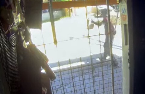 Insólito: se llevó las rejas de un kiosco barrial a plena luz del día