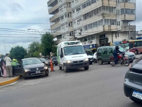 Accidente entre camión y auto convulsionó el tránsito en un cruce de "imprudencias clásicas"