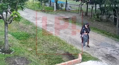 Video: joven fue atacada por un delincuente encapuchado que la golpe&oacute;, mientras iba a trabajar