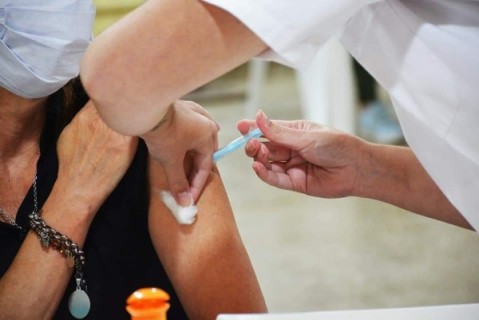 El Gobierno bonaerense anunció la vacunación libre contra el coronavirus para mayores de 55 años