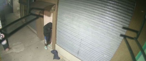 Todo viene bien para robar: "prob&oacute;" el picaporte de una conocida farmacia, se lo llev&oacute; y qued&oacute; grabado