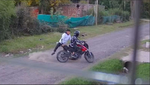 Video: as&iacute; persiguen y les roban los motochorros a los j&oacute;venes que vuelven de la escuela en Pico Rojo