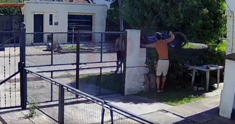 Video: &ldquo;ficharon&rdquo; una casa, treparon el port&oacute;n y robaron una bicicleta