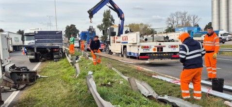 Tras m&aacute;s de 10 horas, liberaron el tr&aacute;nsito en el Acceso Oeste luego del choque entre un cami&oacute;n y una camioneta