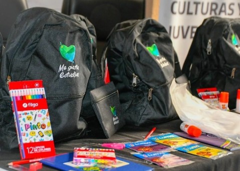 Pol&eacute;mica por licitaci&oacute;n de kits escolares: LLA pidi&oacute; que no se "politice" el material educativo