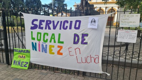 Trabajadores del Servicio Local de la Niñez se manifestaron en la Plaza Central: qué es lo que piden